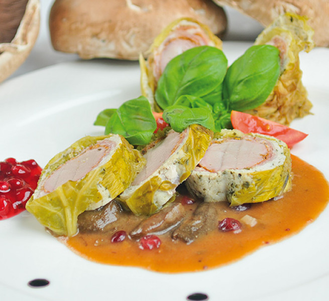 Polędwiczka wieprzowa z musem drobiowo-pieczarkowym w kapuście włoskiej z sosem żurawinowo-grzybowym