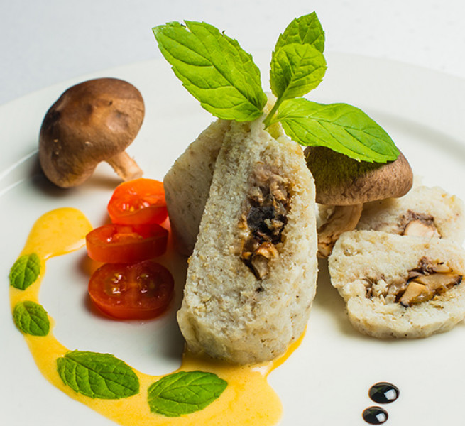 Roladka z dorsza faszerowana matiasem korzennym i grzybami shitake w sosie holenderskim z nutką mięty