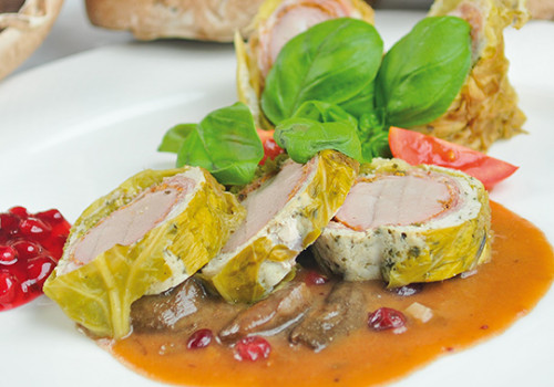 Polędwiczka wieprzowa z musem drobiowo-pieczarkowym w kapuście włoskiej z sosem żurawinowo-grzybowym