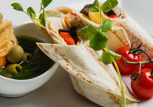 Tortilla z warzywami i grzybami shitake, z zieloną salsą